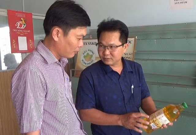 Dầu đậu phộng Xuân Phước được đánh giá cao về chất lượng. Để nâng cao giá trị sản phẩm và quảng bá thương hiệu dầu đậu phộng Xuân Phước đạt tiêu chuẩn OCOP 3 sao, hiện nay, UBND xã Xuân Phước (huyện Đồng Xuân, tỉnh Phú Yên) đang tiến hành xây dựng mà số v
