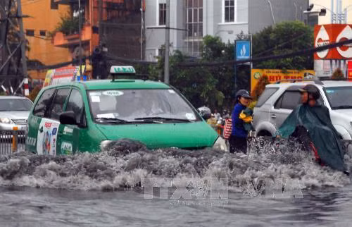Mưa lớn ngập nhiều tuyến đường tại thành phố Pleiku. Ảnh: TTXVN
