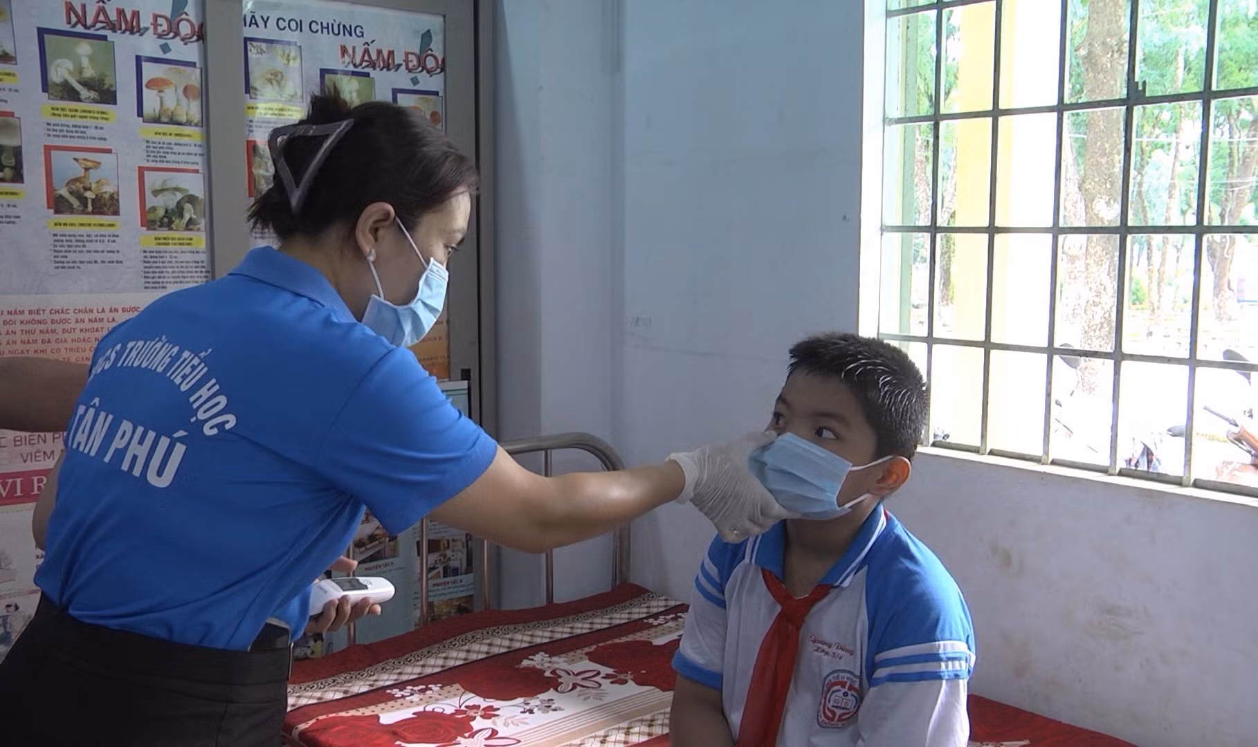 Bênh đau mắt đỏ đang lây lan rất mạnh trong các trường học ở thành phố Đồng Xoài (Bình Phước). Ảnh: TTXVN phát
