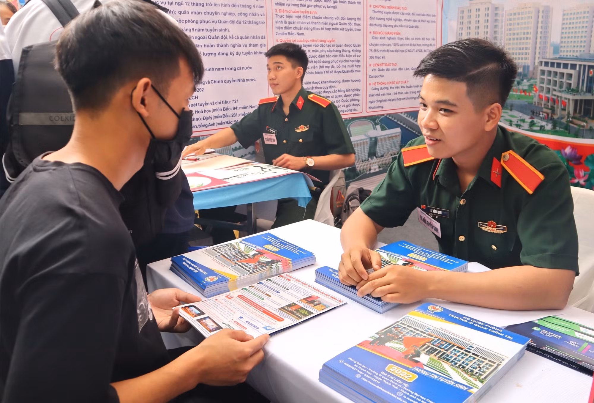 Tư vấn tuyển sinh của các trường trong ngày hội. Ảnh: Nguyễn Thùy Dương - TTXVN phát 