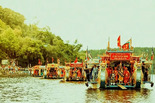 Lễ hội điện Huệ Nam là sinh hoạt truyền thống mang yếu tố văn hóa tâm linh của một bộ phận dân cư xứ Huế nói riêng và cả nước nói chung. Ảnh : khamphahue.com.vn 