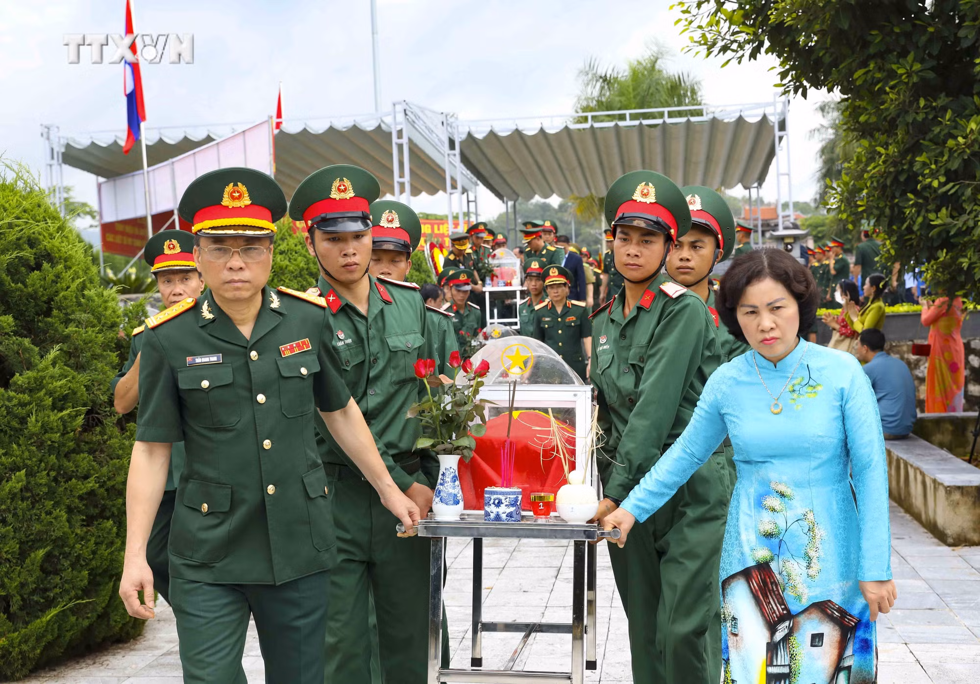 vna_potal_dien_bien_le_truy_dieu_va_an_tang_hai_cot_liet_sy_quan_tinh_nguyen_viet_nam_hy_sinh_tai_lao_7438073.jpg