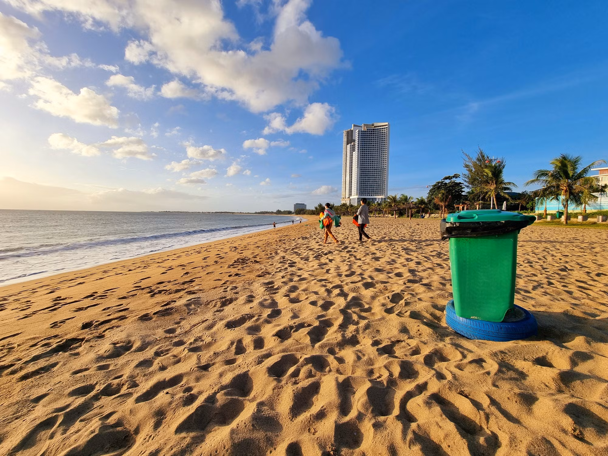 Thùng rác bố trí ở biển Bình Sơn (thành phố Phan Rang – Tháp Chàm) góp phần bảo vệ môi trường. Ảnh: Nguyễn Thành – TTXVN