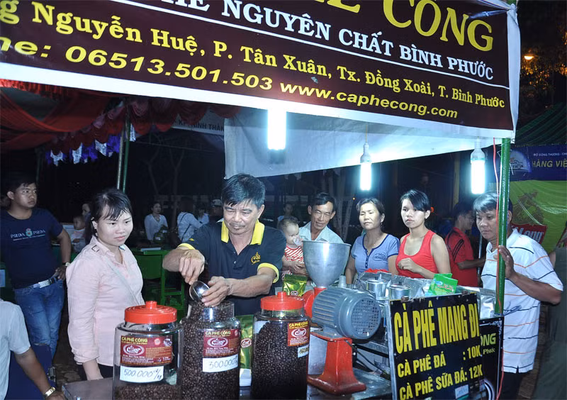 Hội chợ đưa hàng Việt về nông thôn tại huyện Lộc Ninh.Ảnh : binhphuoc.gov.vn 