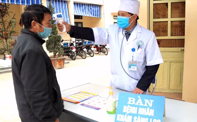 Cán bộ bảo hiểm xã hội tuyên truyền, vận động người dân tham gia BHYT hộ gia đình. Nguồn:baoyenbai.com.vn