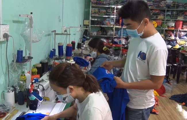 Cơ sở may của anh Bùi Khắc Bảo. Ảnh: baobinhdinh.vn 