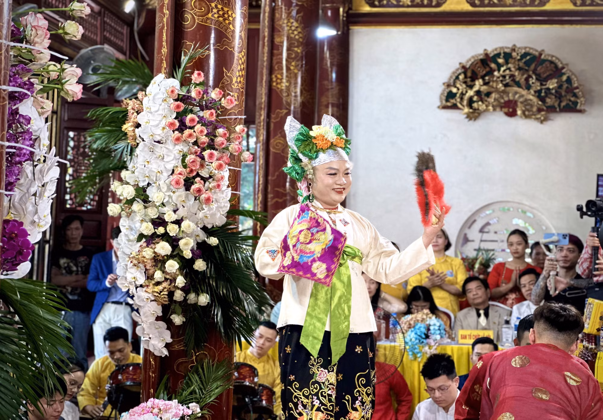 Trình diễn nghệ thuật hầu đồng tại đền Đông Cuông
