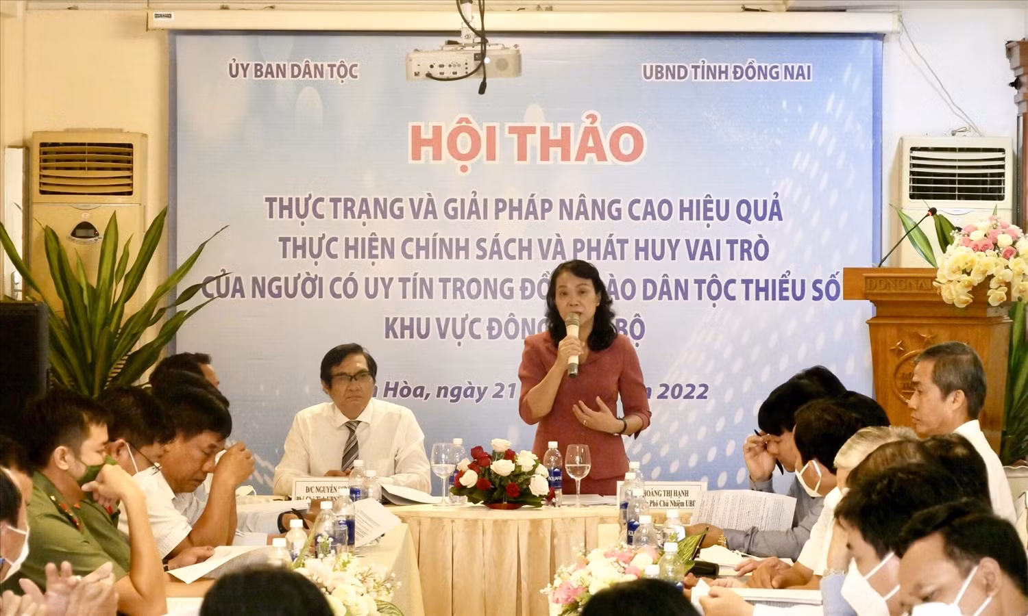 Thứ trưởng, Phó Chủ nhiệm Ủy ban Dân tộc Hoàng Thị Hạnh chủ trì, điều hành Hội thảo. Ảnh: baodantoc.vn