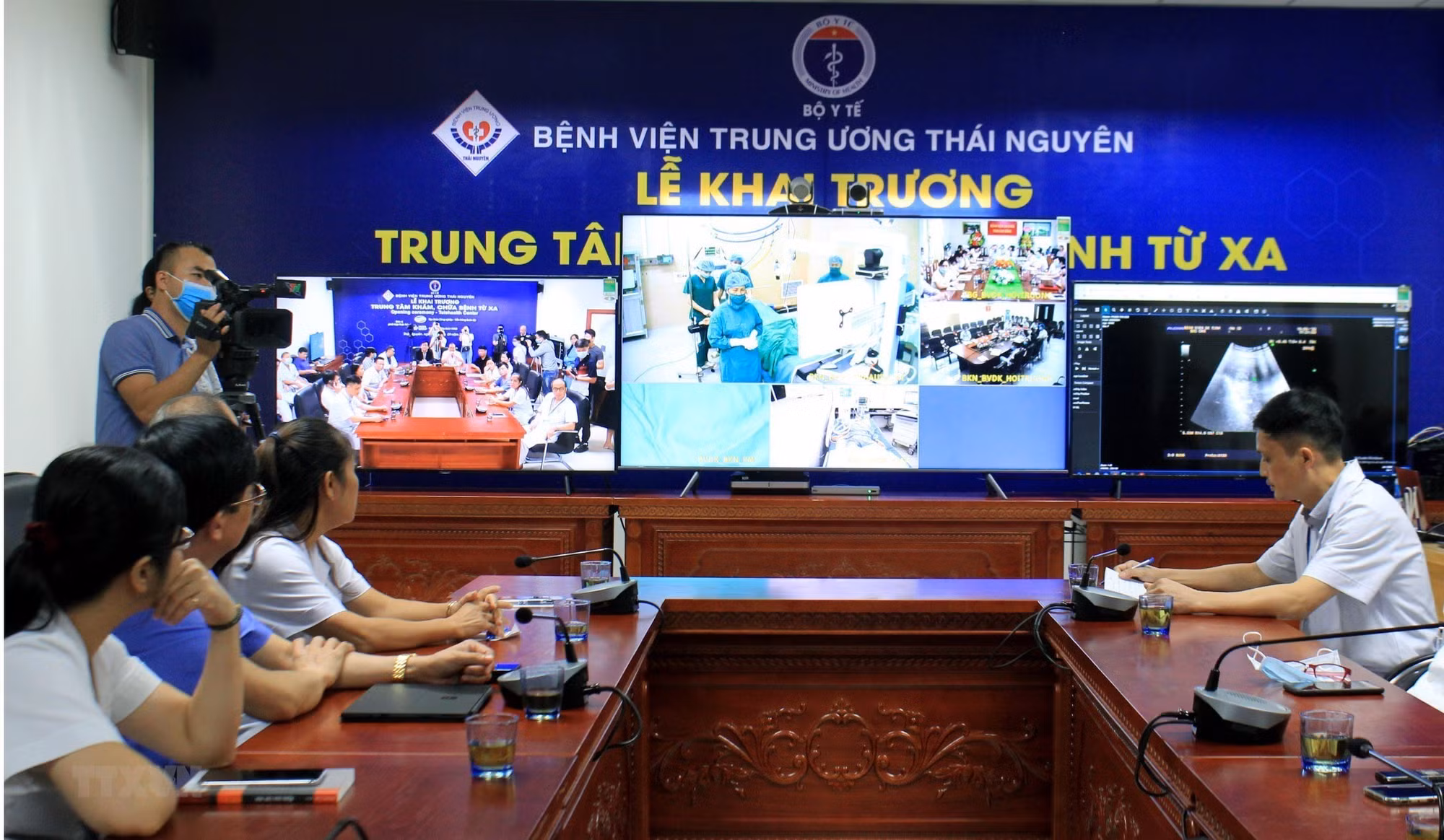 Thành phố Hồ Chí Minh ứng dụng công nghệ cập nhật chỉ số sinh tồn của bệnh nhân COVID-19 từ xa Ảnh: TTXVN phát