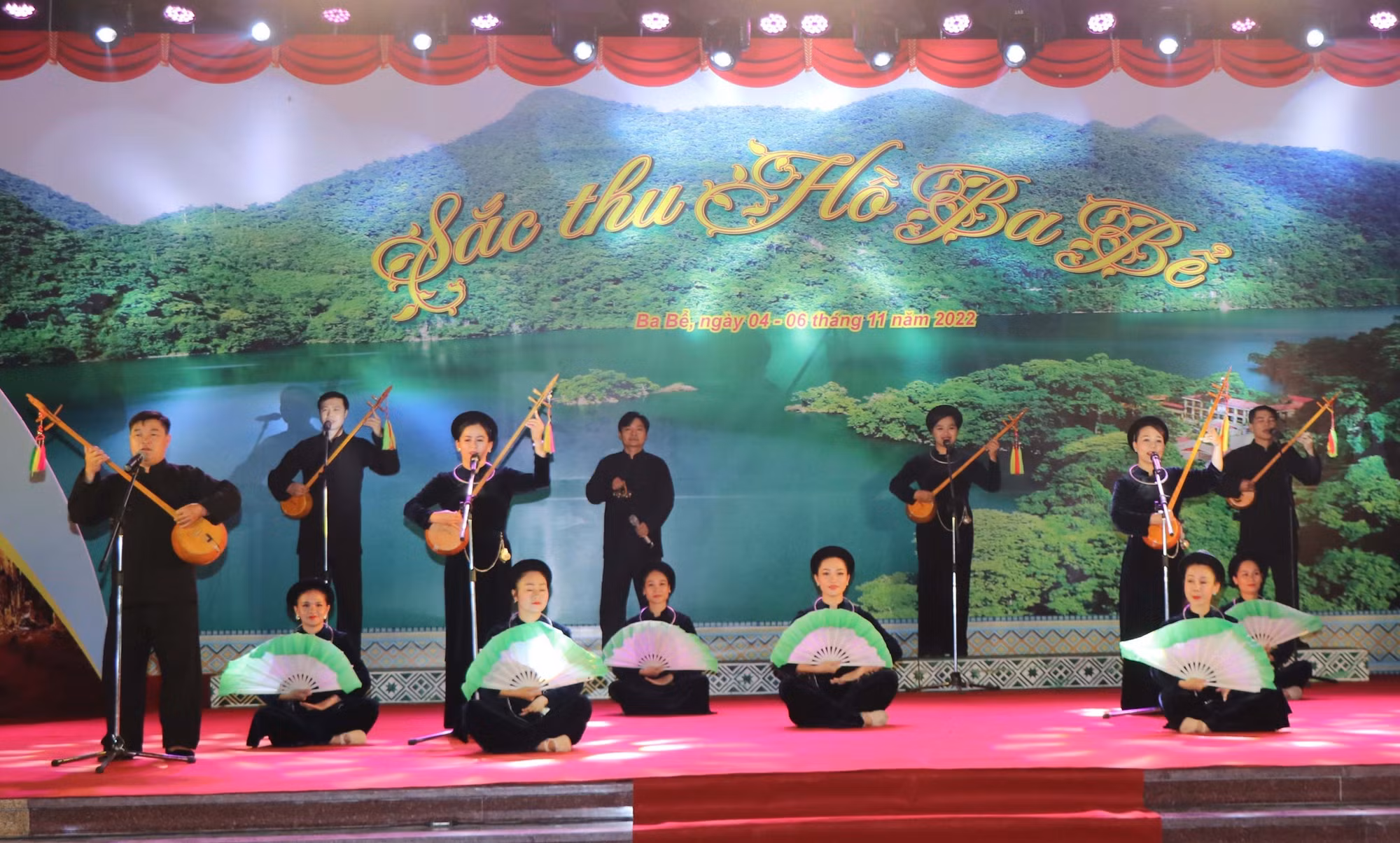Chương trình nghệ thuật đặc sắc khai mạc lễ hội "Sắc thu hồ Ba Bể". Ảnh: Vũ Hoàng Giang - TTXVN 