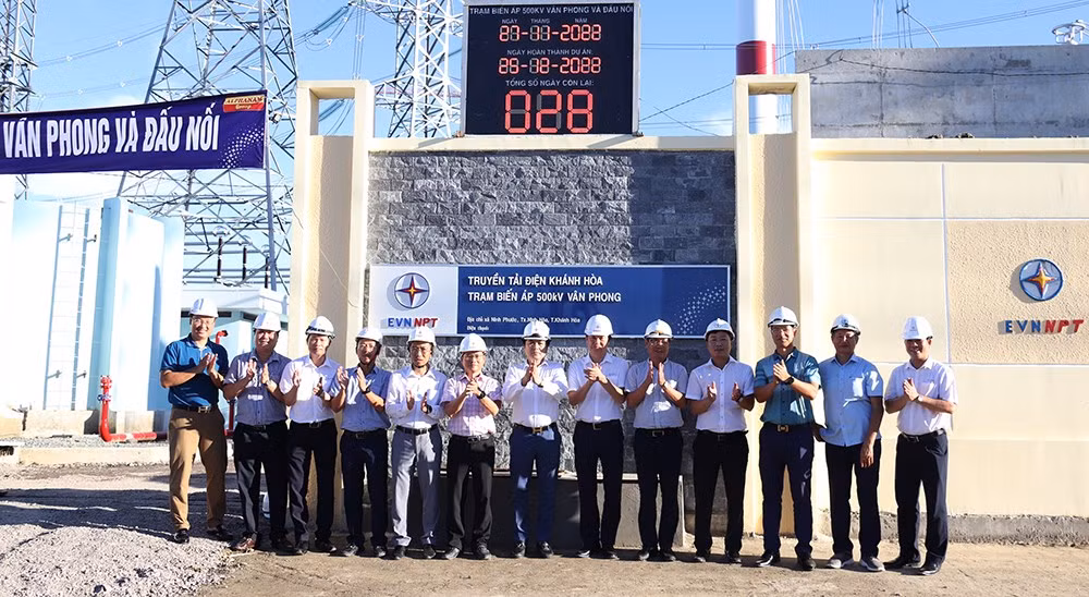 Ban Quản lý dự án các công trình điện miền Trung (CPMB) đã phối hợp với các đơn vị liên quan đóng điện Dự án Trạm biến áp 500 kV Vân Phong.Ảnh Đức Dũng/TTXVN 