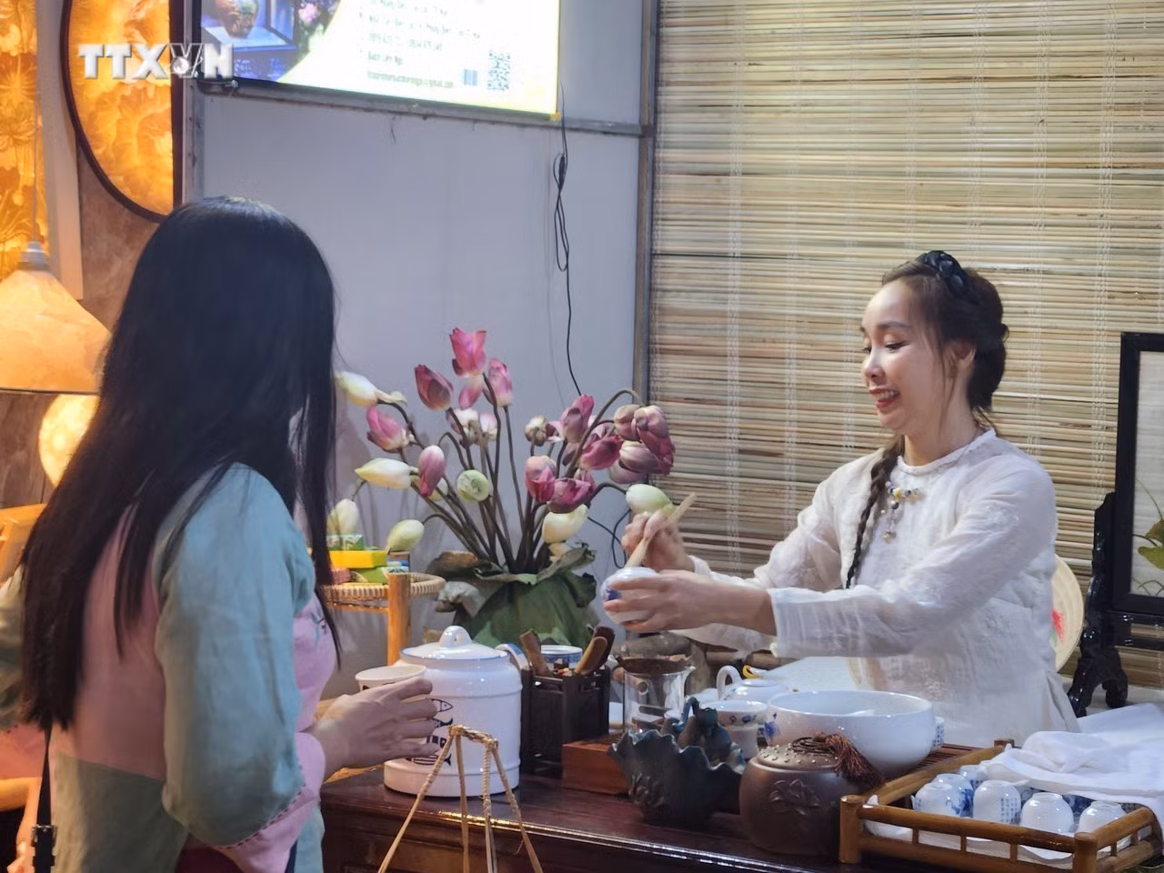 vna_potal_ngay_hoi_sen_hue_2024__7467769.jpeg