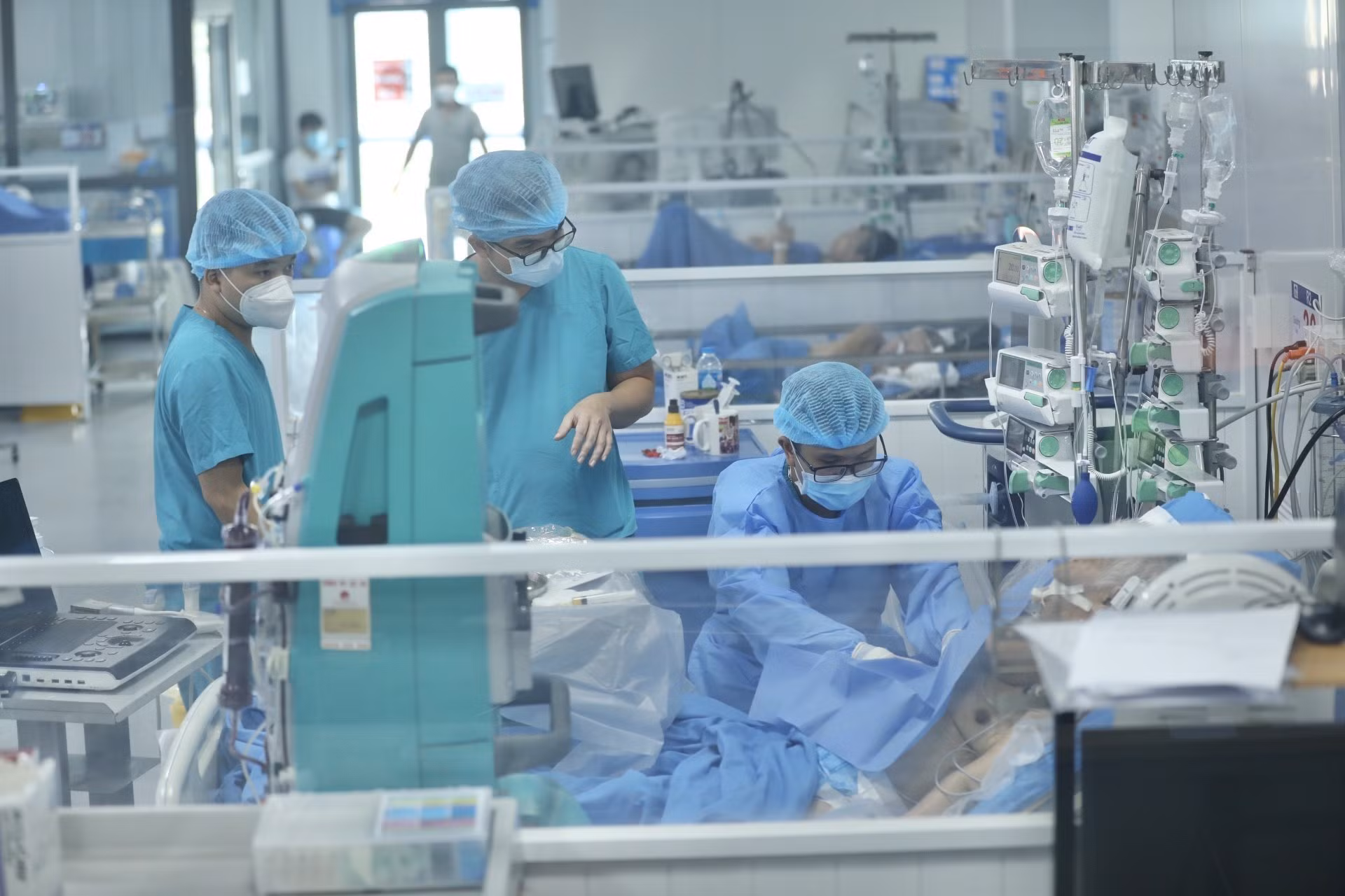 Các bác sĩ điều trị cho bệnh nhân nặng. Ảnh: Minh Quyết - TTXVN 