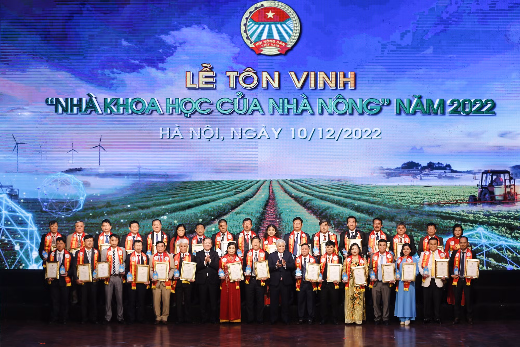 Ông Đỗ Văn Chiến – Bí thư Trung ương Đảng, Chủ tịch Ủy ban Trung ương Mặt trận Tổ quốc Việt Nam; ông Lương Quốc Đoàn - Ủy viên Trung ương Đảng, Chủ tịch Ban Chấp hành Trung ương Hội Nông dân Việt Nam chụp ảnh kỷ niệm cùng các "Nhà khoa học của nhà nông" n