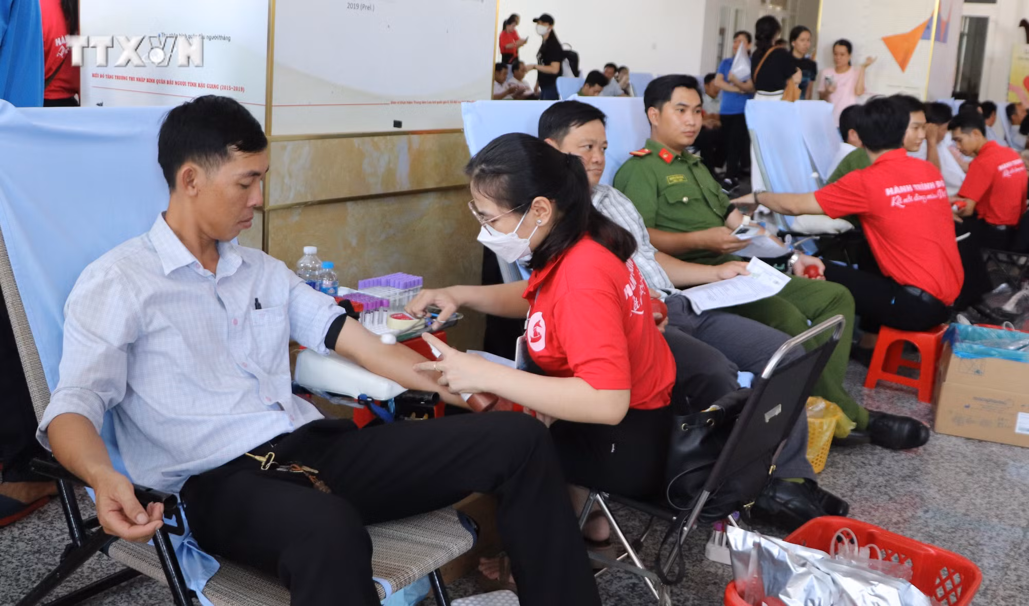 vna_potal_ngay_hoi_hien_mau_“giot_hong_tren_dat_hau_giang”_7428153.jpg