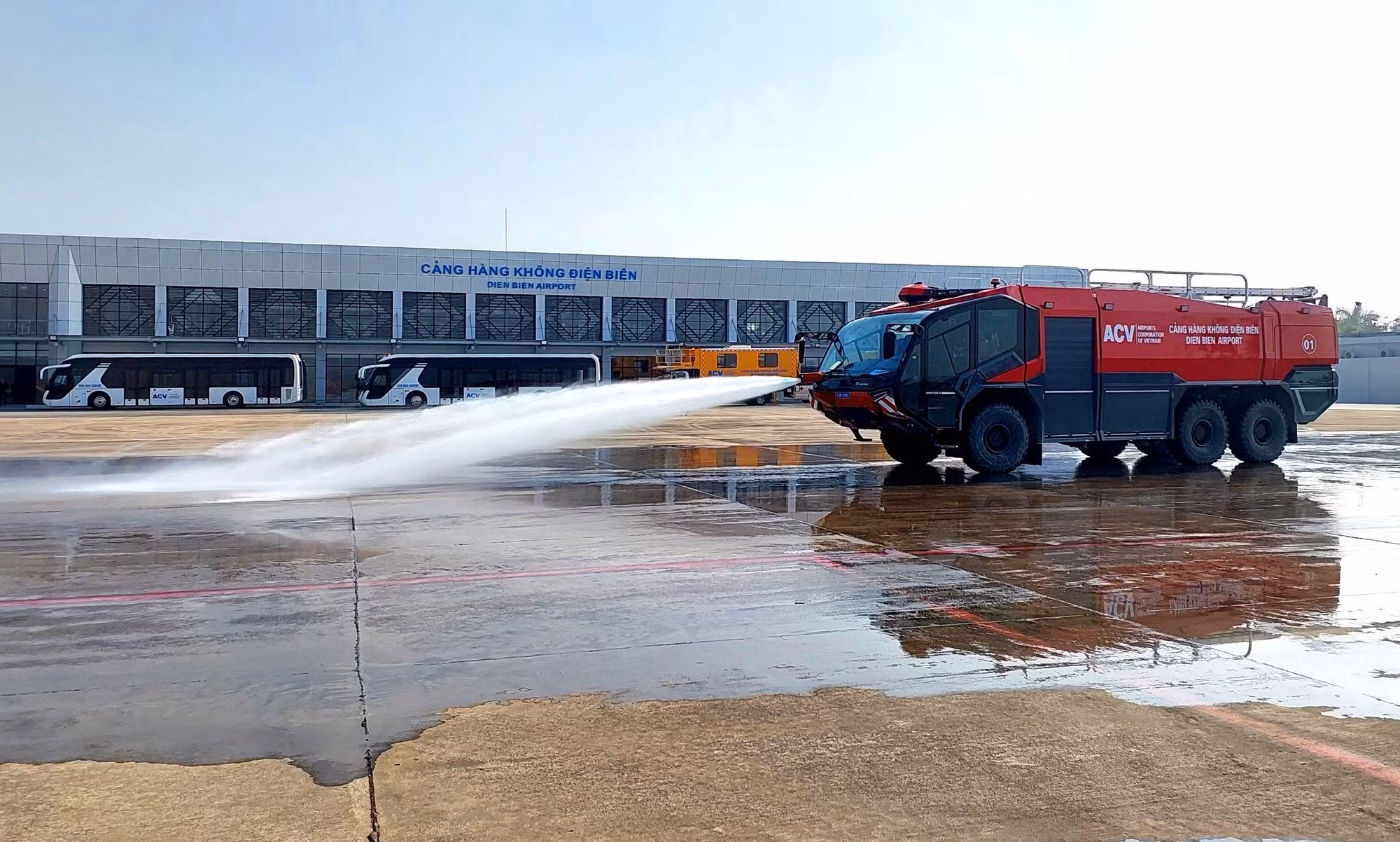 Công nhân đơn vị thi công vệ sinh Cảng hàng không Điện Biên để sẵn sàng đón khách. Ảnh: Trung Kiên - TTXVN 