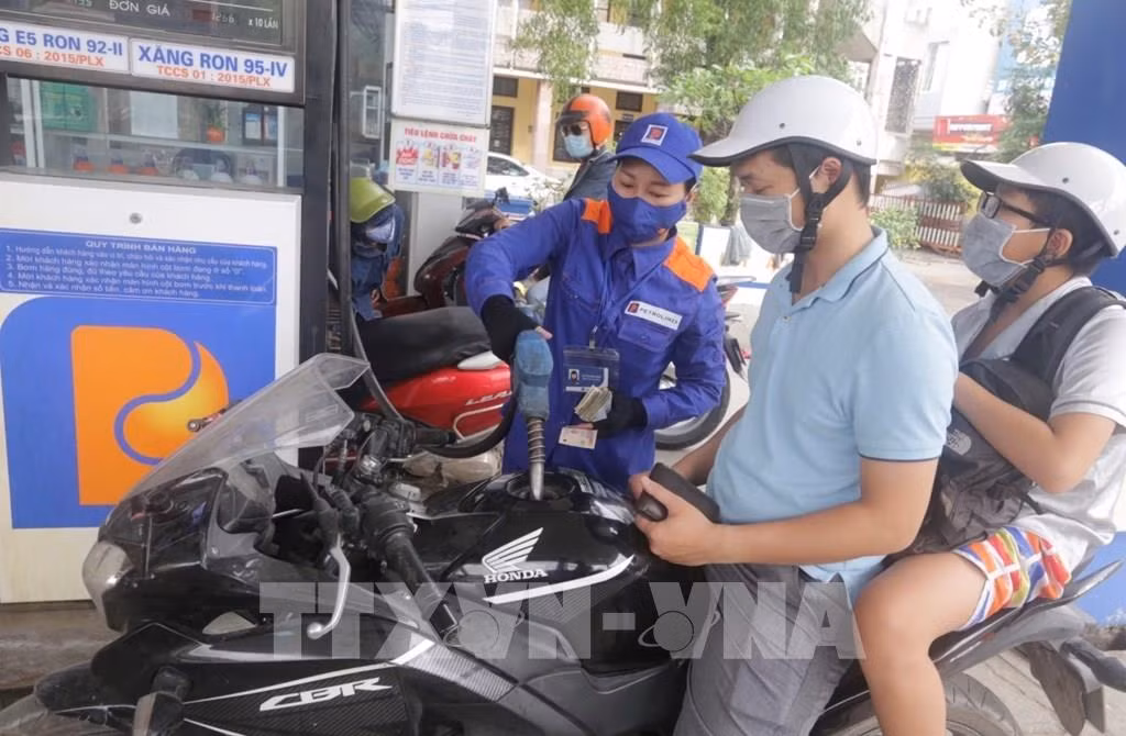 Điều chỉnh giá bán xăng. Ảnh : Trần Việt