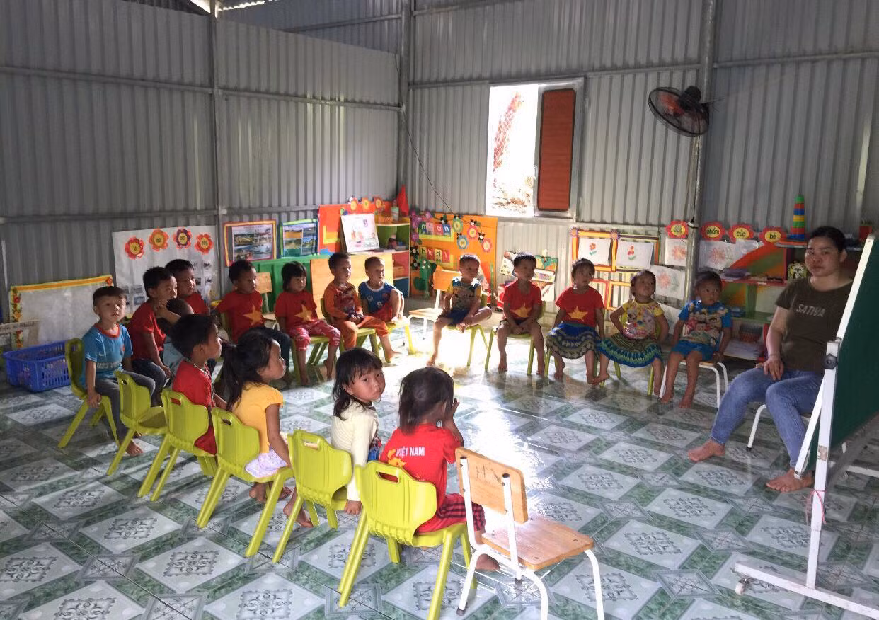 Giờ học của cô trò điểm trường Bãi Chè Cao của trường Mầm non Hồng Ngọc tại thôn Làng Mảnh, xã Tà Xi Láng, huyện Trạm Tấu, tỉnh Yên Bái. Ảnh: Việt Dũng - TTXVN
