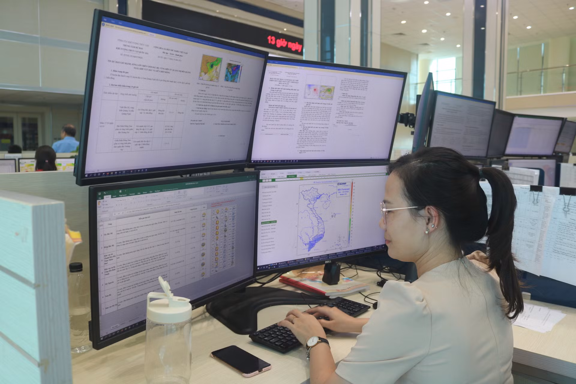 Dự báo viên ngành Khí tượng thủy văn ngày càng được làm việc trong môi trường khoa học kỹ thuật hiện đại. Ảnh: baotainguyenmoitruong.vn