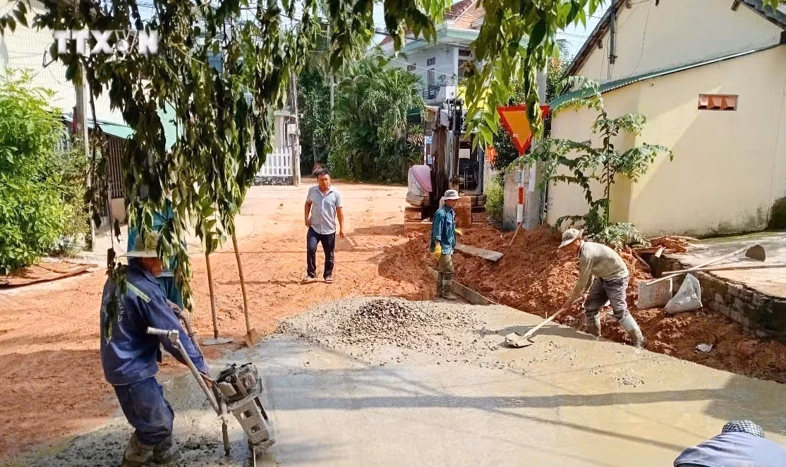 vna_potal_nguoi_dan_binh_dinh_dong_long_hien_dat_mo_duong_7748601.jpg