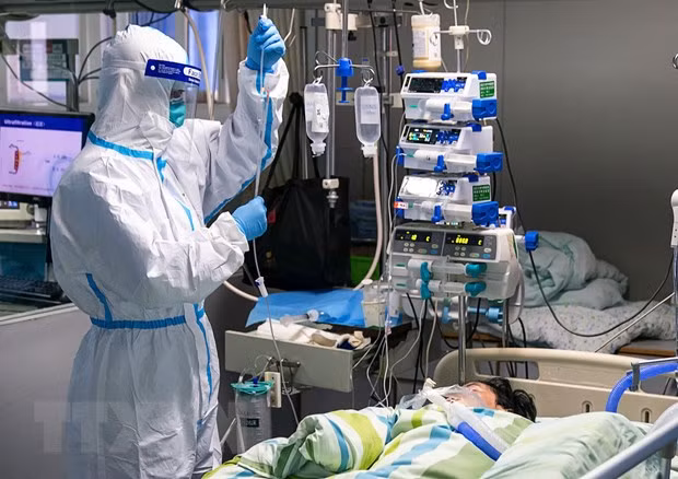 Điều trị cho bệnh nhân nhiễm virus corona tại bệnh viện ở Vũ Hán, tỉnh Hồ Bắc, Trung Quốc ngày 24/1/2020. Ảnh:THX/TTXVN 
