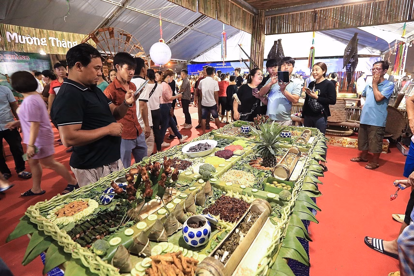 Du khách được tìm hiểu, khám phá nét đặc sắc của những món ăn mang đậm văn hóa riêng của các dân tộc tỉnh Hòa Bình. Ảnh: Trọng Đạt - TTXVN 