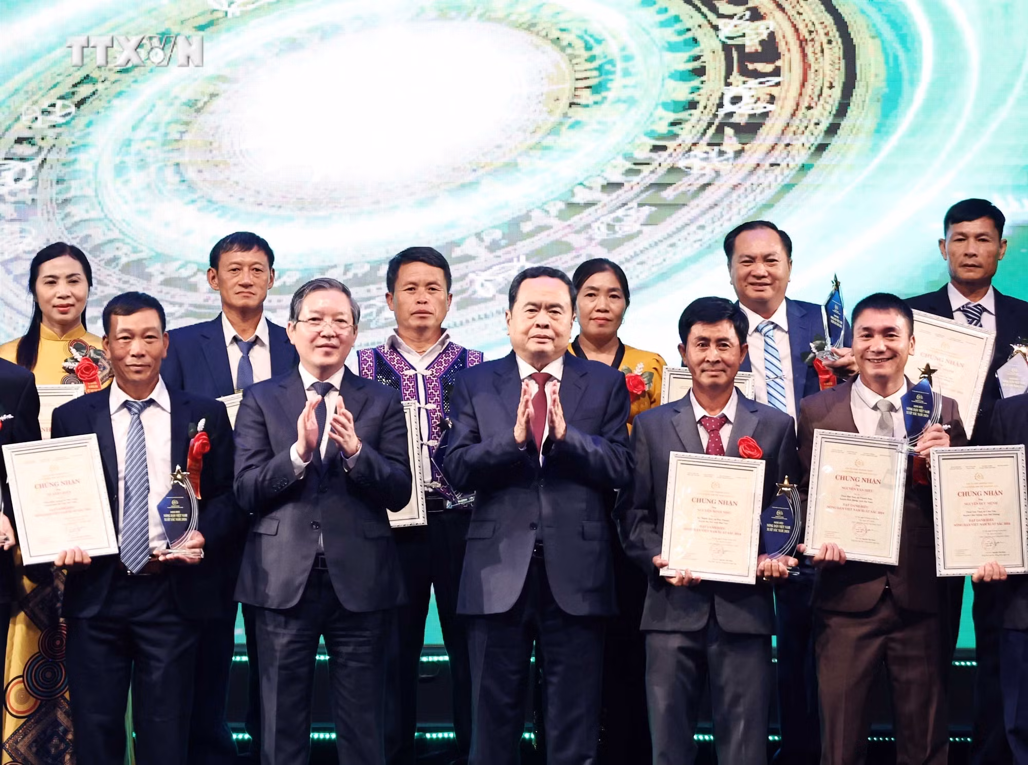 vna_potal_chu_tich_quoc_hoi_du_le_ton_vinh_nong_dan_viet_nam_xuat_sac_htx_tieu_bieu_toan_quoc_nam_2024_7651289 (1).jpg
