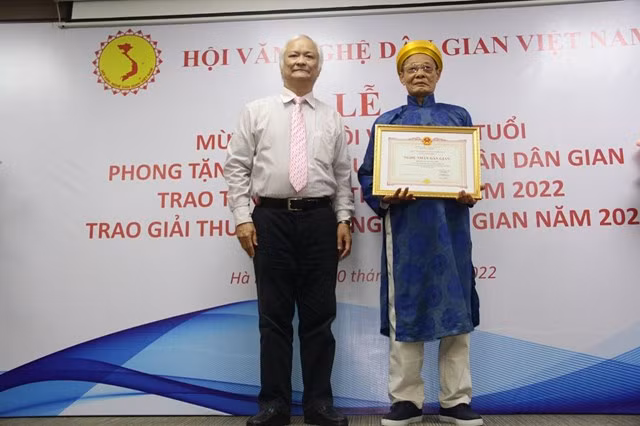GS.TS Lê Hồng Lý trao tặng danh hiệu Nghệ nhân Dân gian Việt Nam cho nghệ nhân Vũ Quang Liên. Ảnh: daidoanket.vn