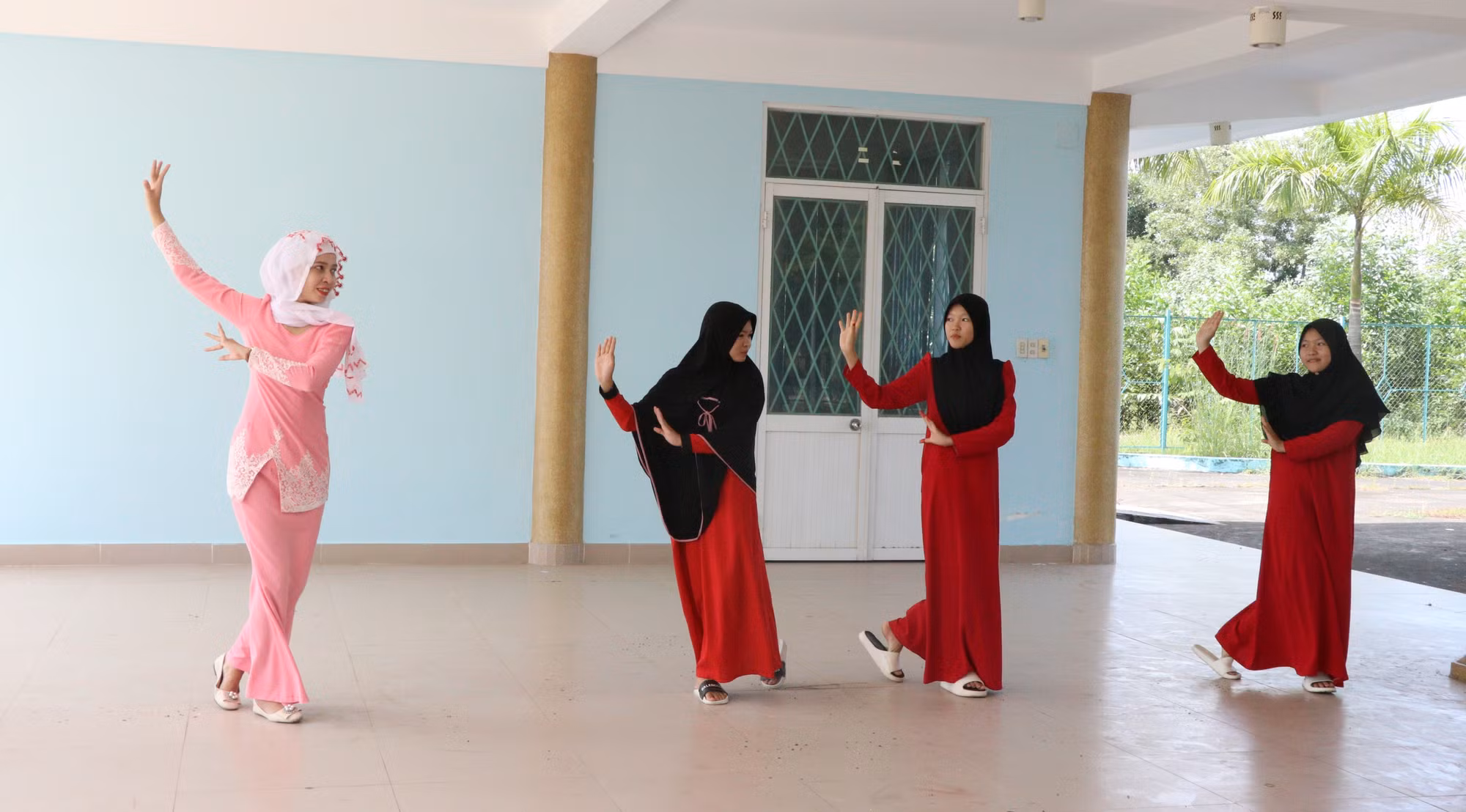 Chị Wa Hi Da Bi Vi (áo hồng) góp phần gìn giữ những điệu múa Chăm, đưa những điệu múa này đến với mọi người. Ảnh: Lê Xuân - TTXVN 