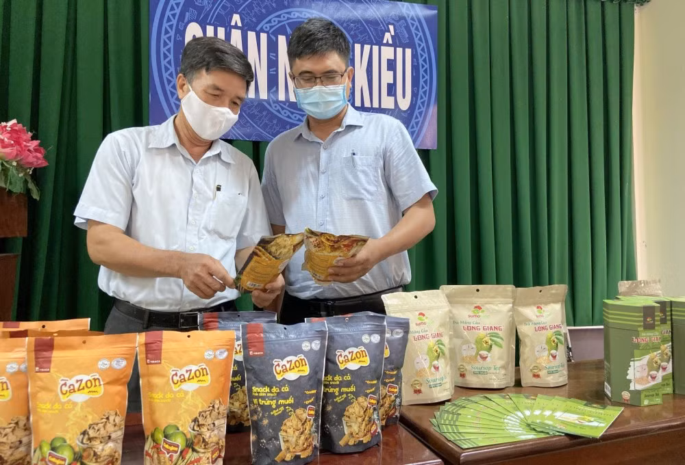 Sản phẩm OCOP quận Ninh Kiều trưng bày tại Hội nghị đánh giá và xếp hạng sản phẩm OCOP của quận năm 2021. Ảnh : baocantho.com.vn