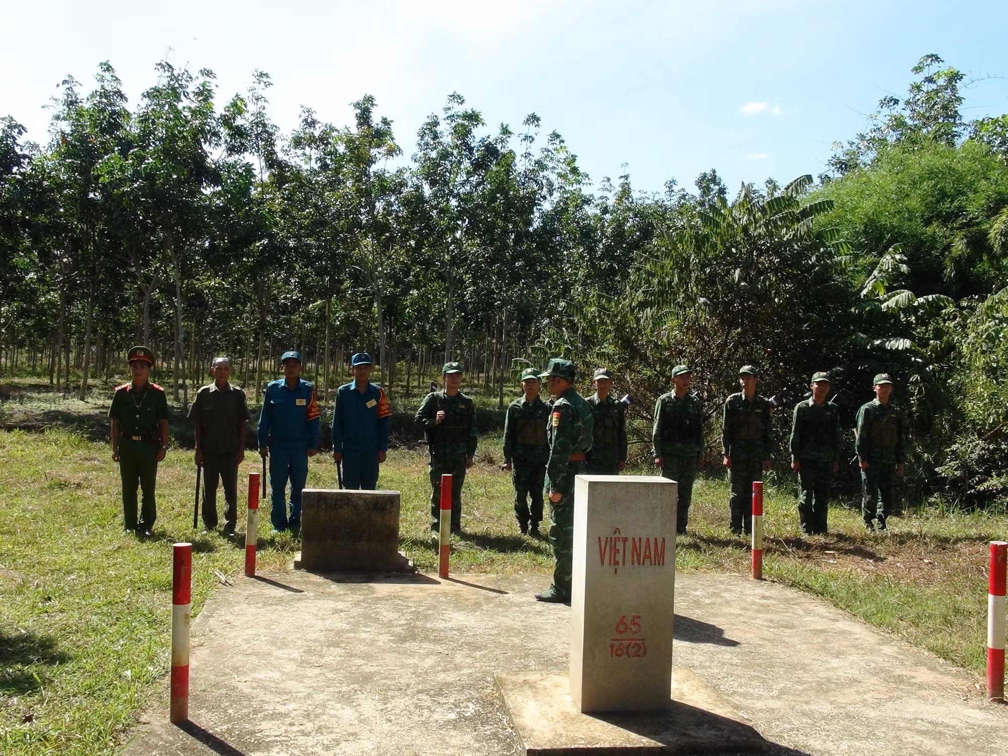 Chiến sĩ Biên phòng Đồn Bù Đốp phối hợp với lực lượng chức năng địa phương tuần tra dọc biên giới. Ảnh: K GỬIH -TTXVN 
