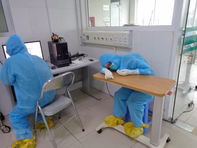 Hình ảnh những bác sỹ, nhân viên y tế tranh thủ chợp mắt ngay tại nơi làm việc khiến ai nấy không khỏi nao lòng và thêm trân trọng những công lao đóng góp của họ cho sức khỏe nhân dân. Ảnh: TTXVN
