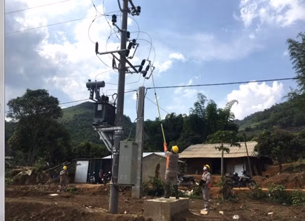 Công nhân Điện lực Sông Mã thực hiện đóng điện vào trạm biến áp Ten Ư. Ảnh : Congthuong.vn