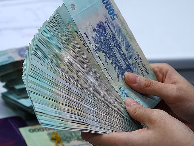 Các đối tượng bị bắt giữ cùng tang vật. Ảnh: Dương Quân - TTXVN 