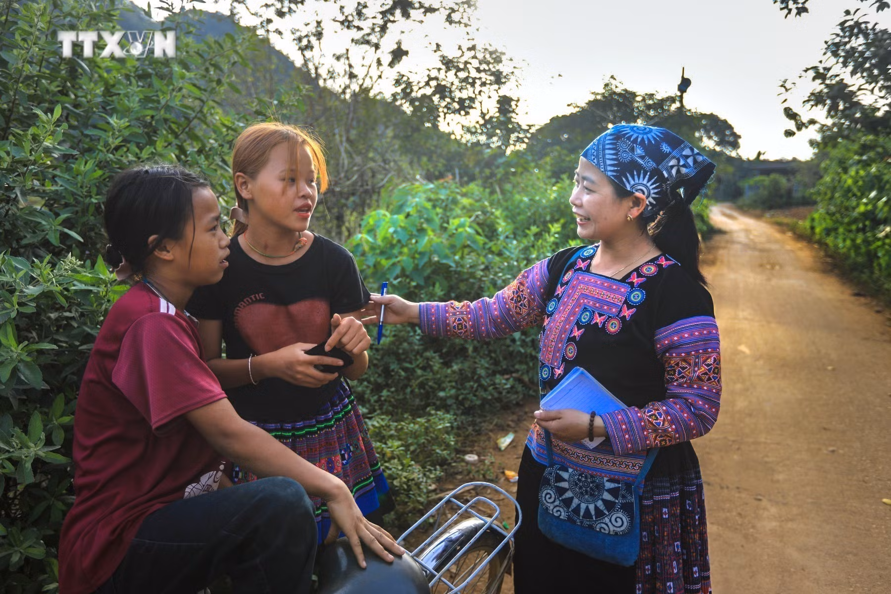 vna_potal_nu_dang_vien_het_long_vi_phat_trien_cua_cong_dong_nguoi_mong_o_hoa_binh_7675160.jpg