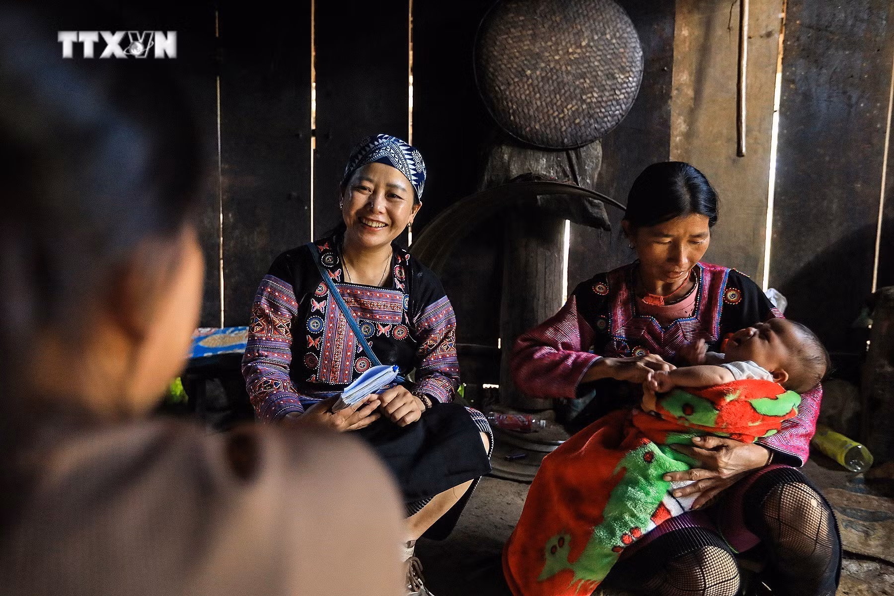 vna_potal_nu_dang_vien_het_long_vi_phat_trien_cua_cong_dong_nguoi_mong_o_hoa_binh_7675152.jpg