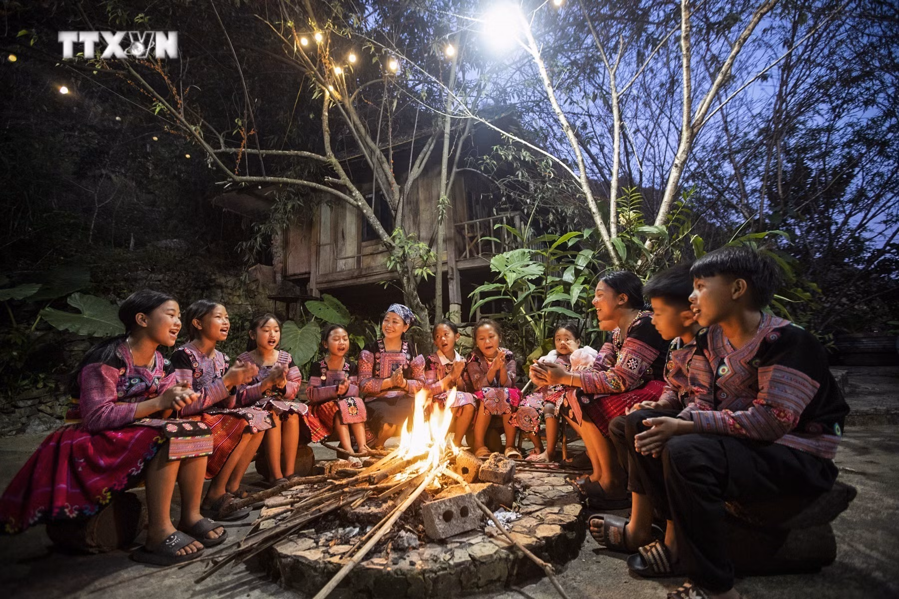 vna_potal_nu_dang_vien_het_long_vi_phat_trien_cua_cong_dong_nguoi_mong_o_hoa_binh_7675159.jpg