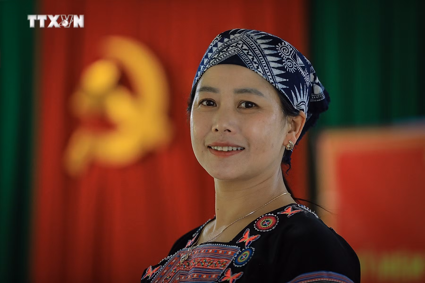 vna_potal_nu_dang_vien_het_long_vi_phat_trien_cua_cong_dong_nguoi_mong_o_hoa_binh_7675179.jpg