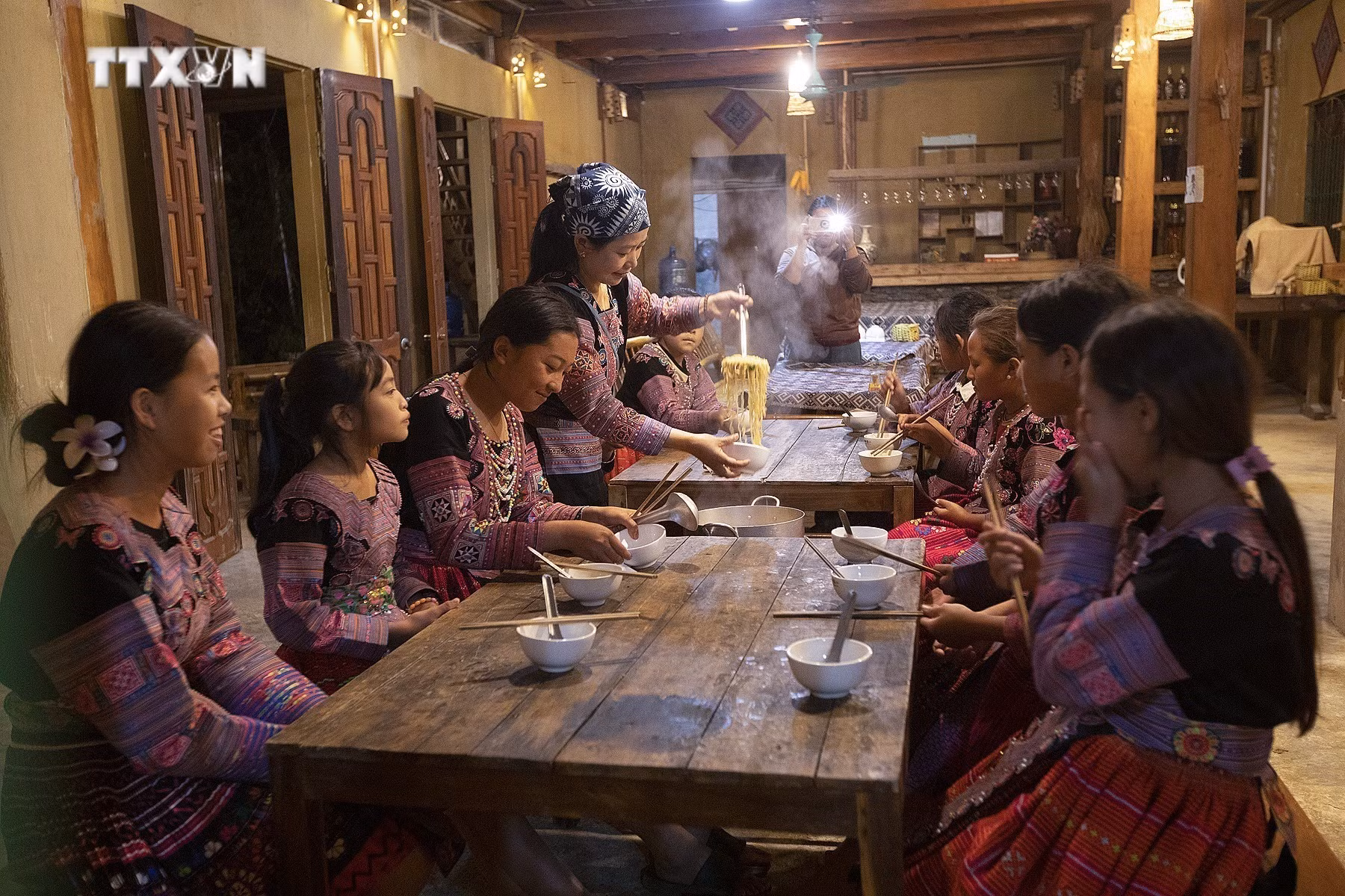 vna_potal_nu_dang_vien_het_long_vi_phat_trien_cua_cong_dong_nguoi_mong_o_hoa_binh_7675180.jpg