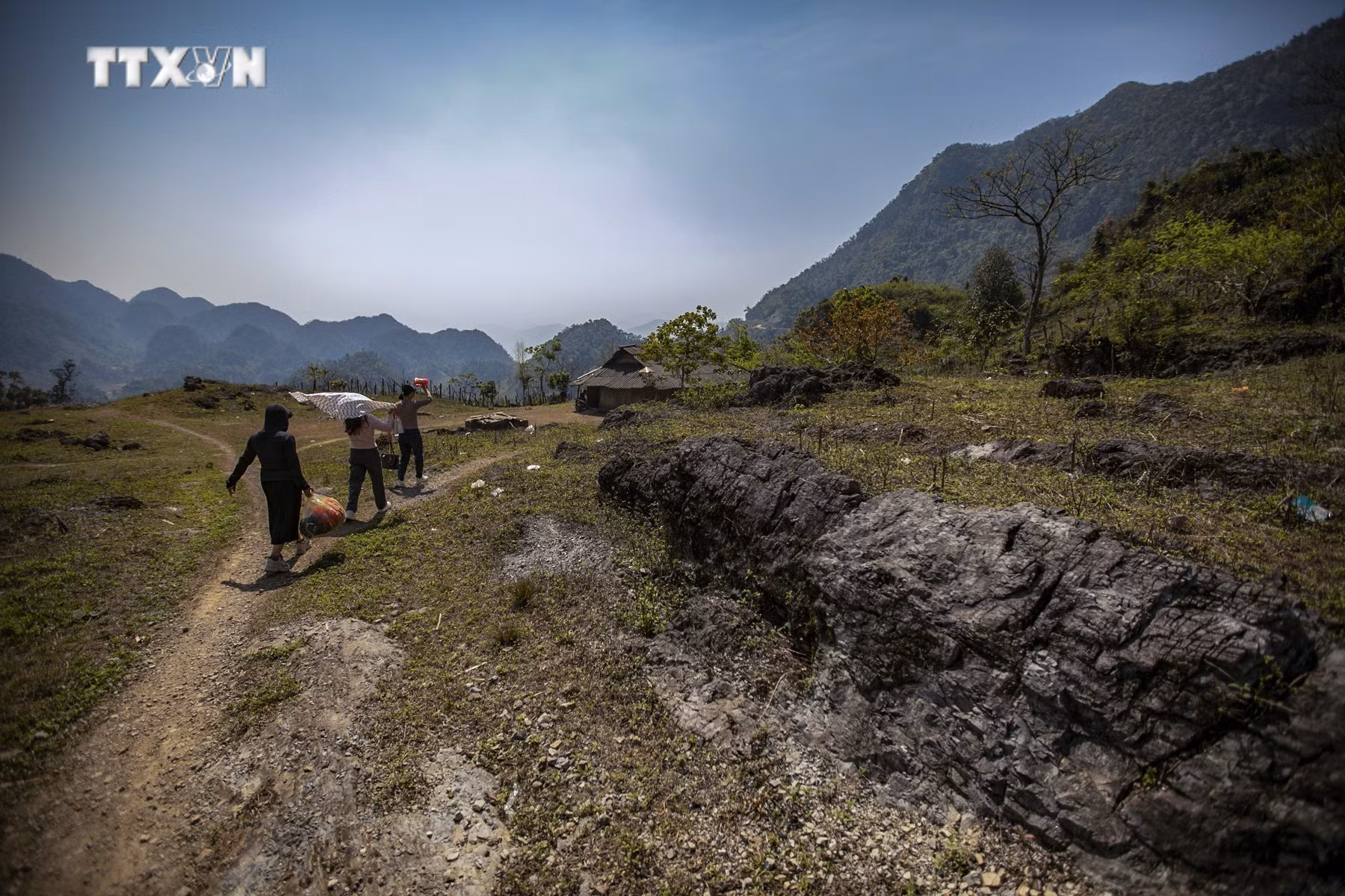 vna_potal_nu_dang_vien_het_long_vi_phat_trien_cua_cong_dong_nguoi_mong_o_hoa_binh_7675186.jpg