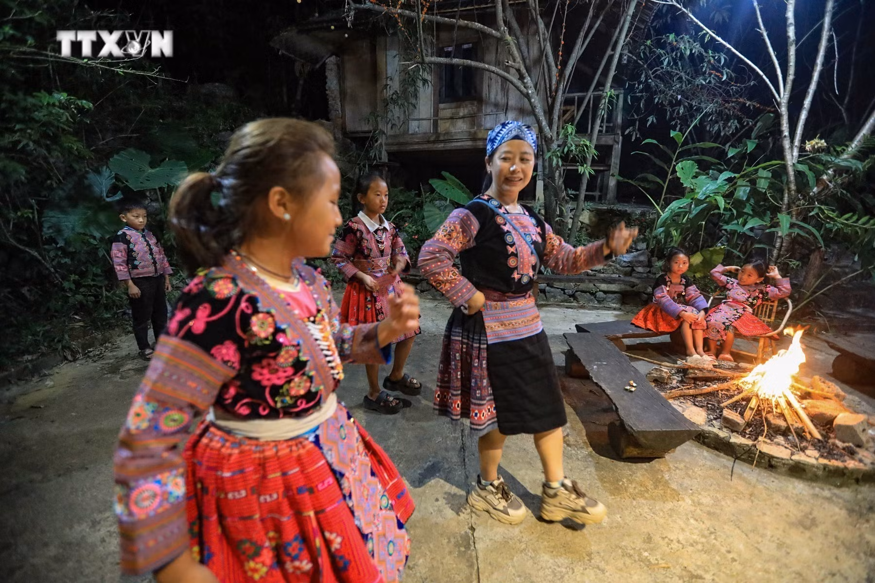 vna_potal_nu_dang_vien_het_long_vi_su_phat_trien_cua_cong_dong_nguoi_mong_o_hoa_binh_7675315.jpg