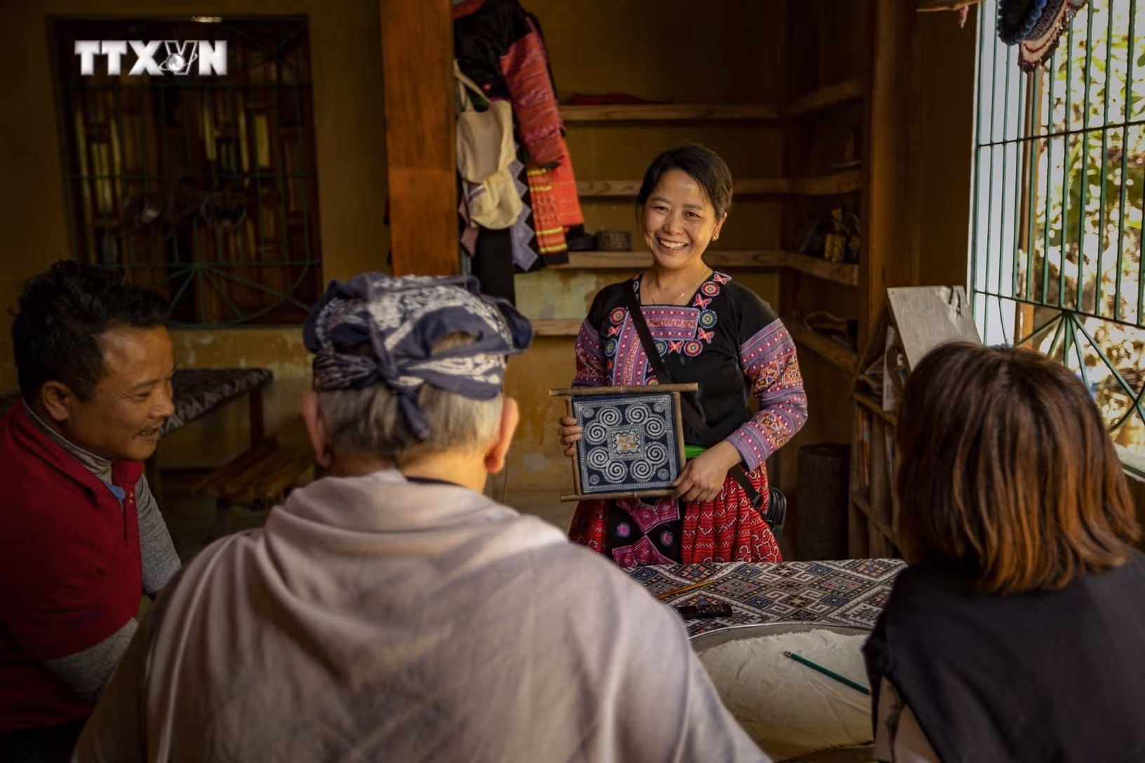 vna_potal_nu_dang_vien_het_long_vi_su_phat_trien_cua_cong_dong_nguoi_mong_o_hoa_binh_7675310.jpg