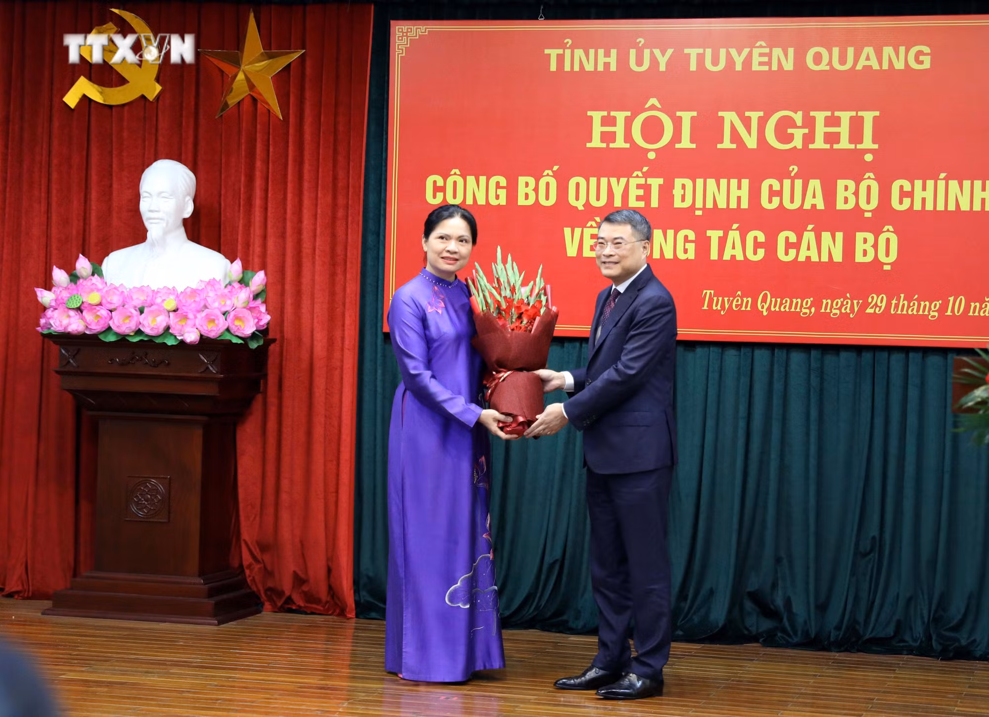 vna_potal_dong_chi_ha_thi_nga_giu_chuc_bi_thu_tinh_uy_tuyen_quang_7677325.jpg