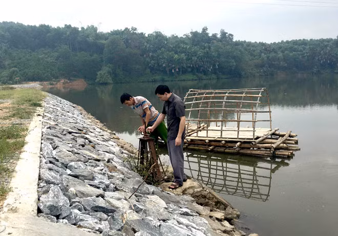 Cán bộ Ban quản lý công trình thủy lợi xã Đội Cấn (T.P Tuyên Quang) kiểm tra van điều tiết tại hồ thủy lợi xã Đội Cấn. Nguồn:bqldanntuyenquang.gov.vn 
