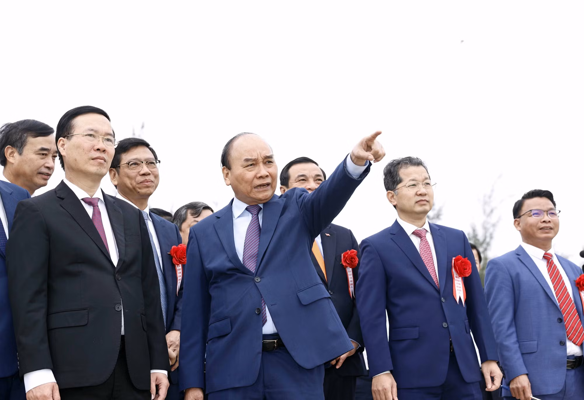 Chủ tịch nước Nguyễn Xuân Phúc và Thường trực Ban Bí thư Võ Văn Thưởng tham quan nơi khởi công dự án. Ảnh: Thống Nhất- TTXVN