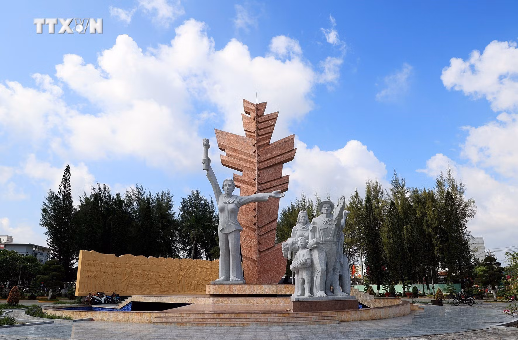 vna_potal_cong_trinh_bieu_tuong_que_huong_dong_khoi_ben_tre_6749595.jpg