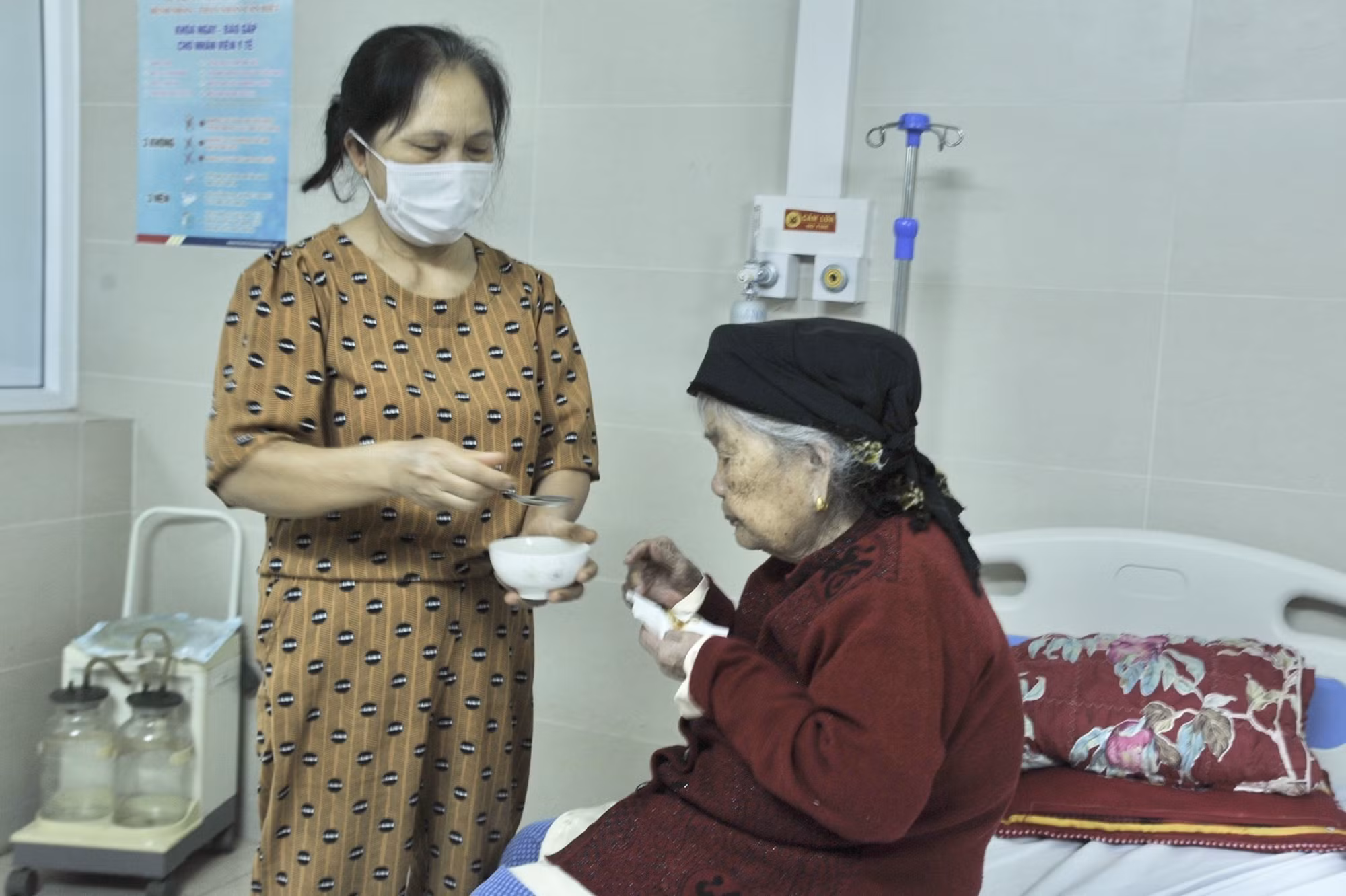 Bệnh nhân COVID-19 đa số tập trung ở người cao tuổi có bệnh nền. Ảnh: TTXVN phát 