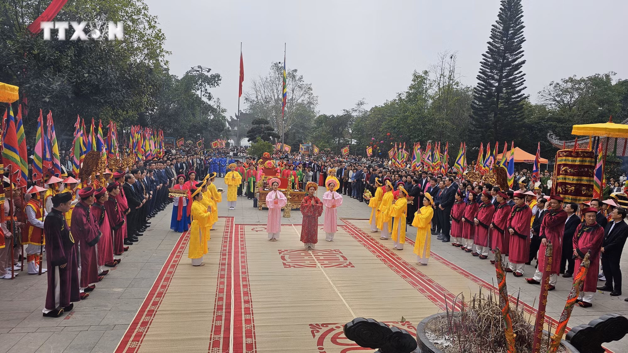 vna_potal_phu_tho_hoanh_trang_le_khai_hoi_den_mau_au_co_7227628.jpg