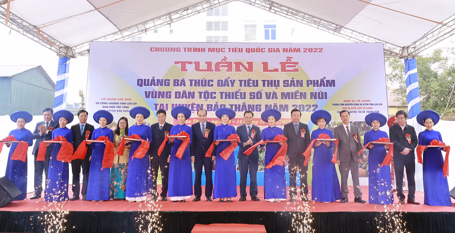 Các đại biểu cắt băng khai mạc Tuần lễ quảng bá, thúc đẩy tiêu thụ sản phẩm vùng dân tộc thiểu số và miền núi tại huyện Bảo Thắng năm 2022. Ảnh: baolaocai.vn
