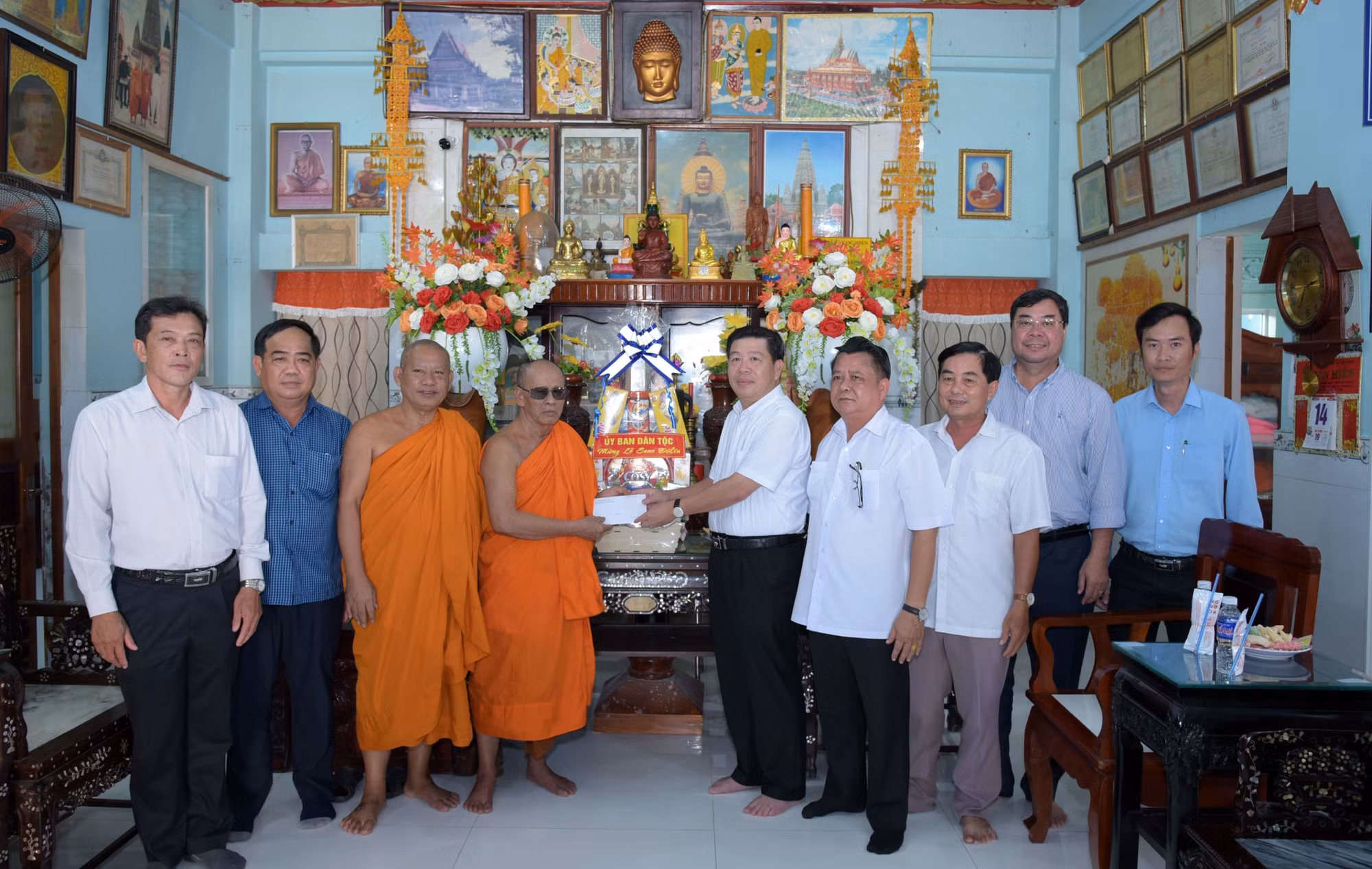 Đoàn công tác Ủy ban Dân tộc tặng quà cho Hội Đoàn kết sư sãi yêu nước tỉnh Bạc Liêu nhân dịp lễ Sen Đôn-ta 2022.Ảnh: Chanh Đa-TTXVN